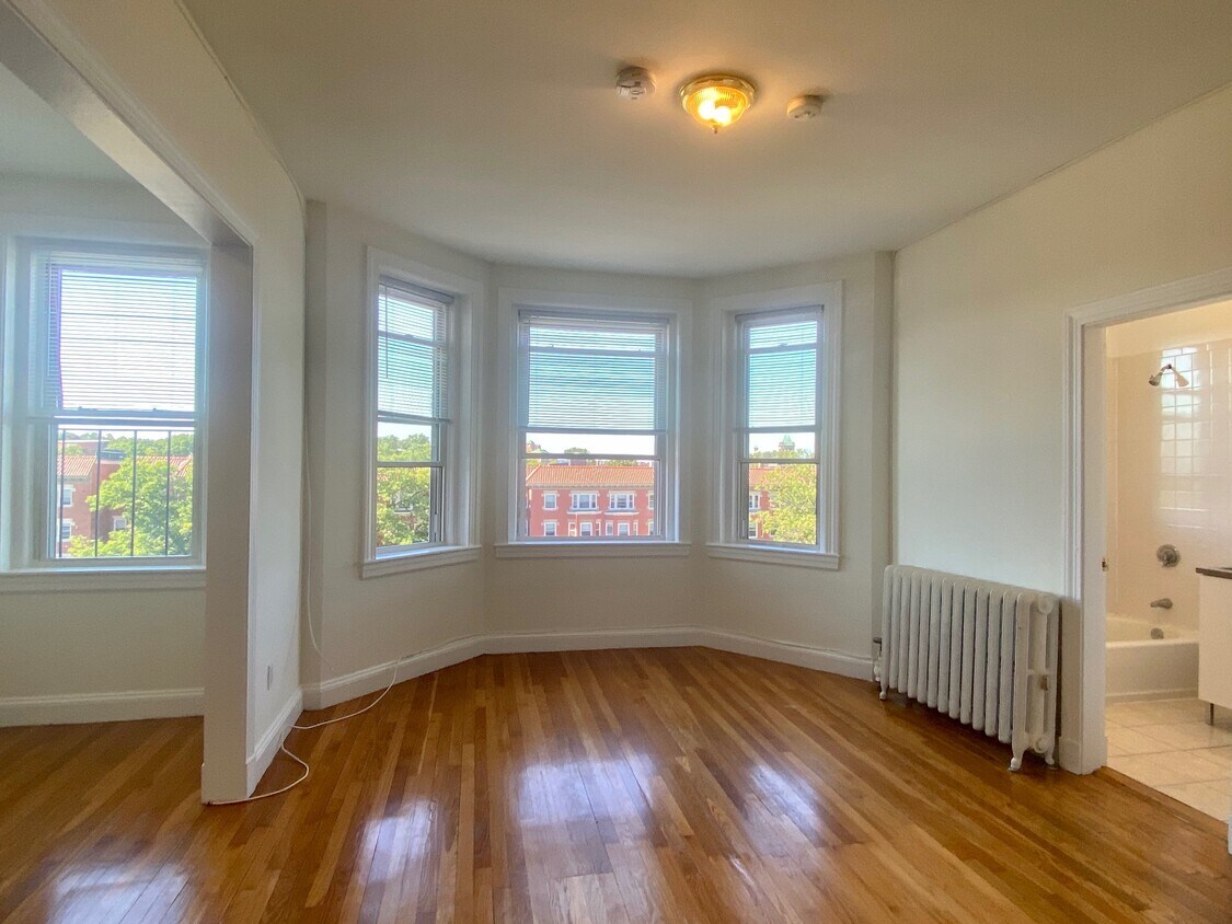 Primary Photo - 1304 Commonwealth Ave