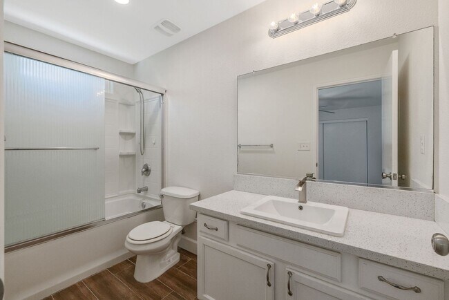 Building Photo - SW Visalia Home Rent Ready!!!