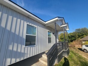 Building Photo - 2122 Circular Dr