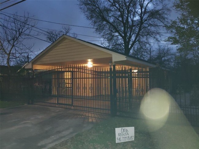 Foto del edificio - 618 Twin Oaks St