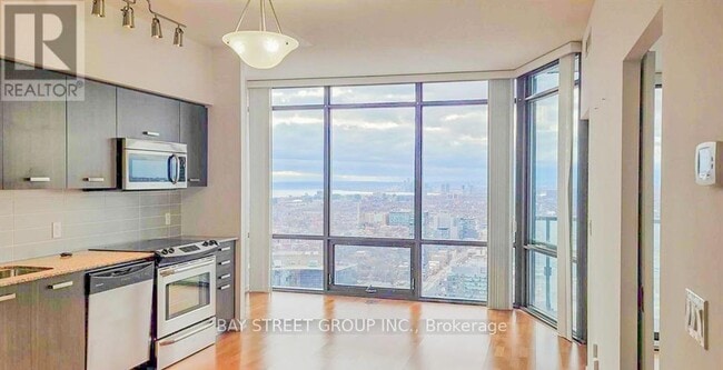 Building Photo - 832 Bay St.