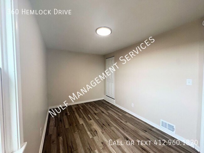 Foto del edificio - 360 Hemlock Dr