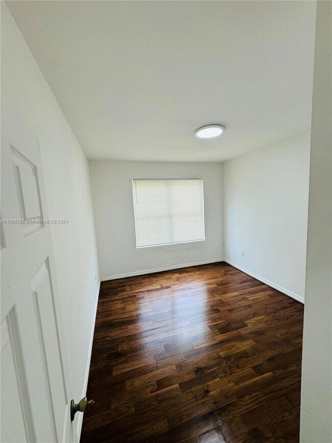 Foto del edificio - 144 NE 43rd St