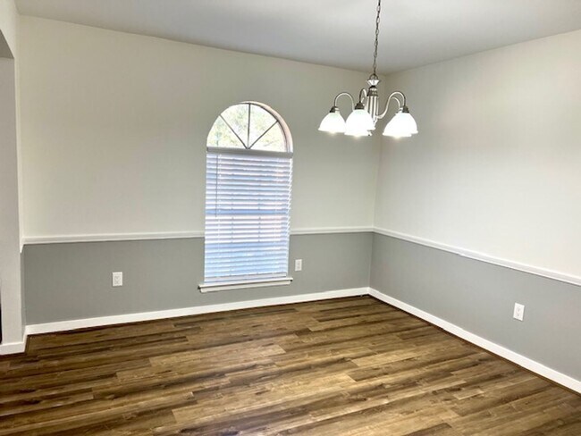 Foto del edificio - Corner lot in Huntleigh Woods