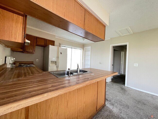 Foto del edificio - 2 Bedroom 2 Bath Apartment w/ Washer and Dryer Connections