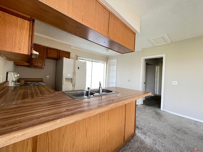 Building Photo - 2 Bedroom 2 Bath Apartment w/ Washer and Dryer Connections