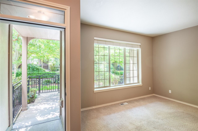 Foto del edificio - 4867 NW Blandy Terrace - 1