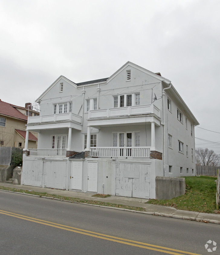 Primary Photo - 10-12 W Helena St