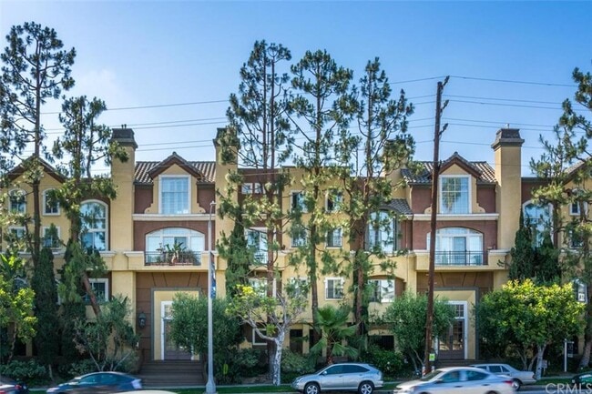 Building Photo - 7033 La Tijera Blvd