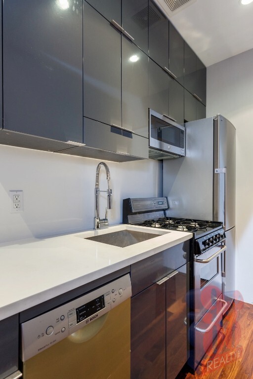 Building Photo - 1590 Lexington Ave