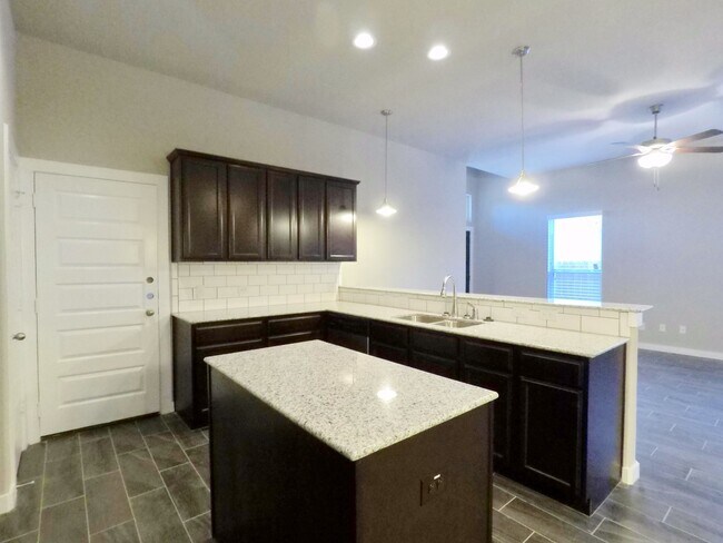 Foto del edificio - AVAILABLE NOW! LUXURY TOWNHOME LOCATED IN ...