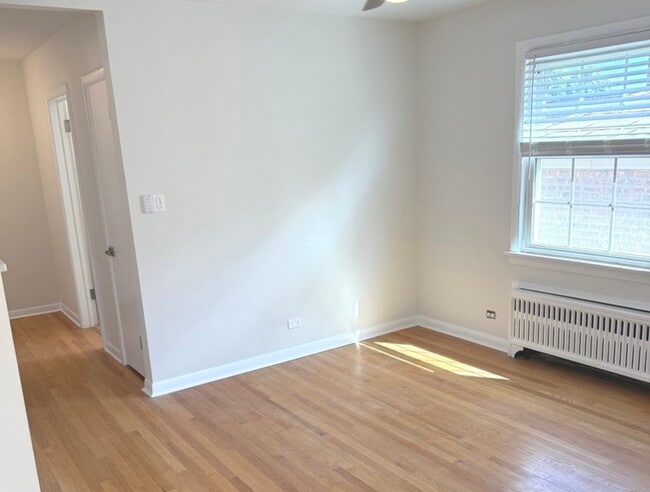 Building Photo - 2718 W Balmoral Ave
