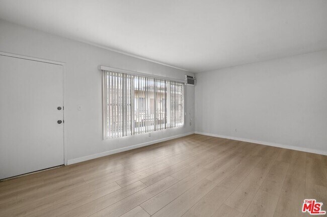 Building Photo - 147 N La Peer Dr