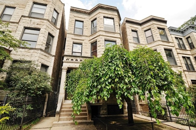 Building Photo - 910 W Newport Ave