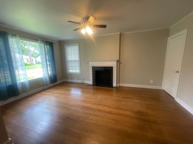 Foto del edificio - Broadmoor Gem! Move In Ready So Hurry!