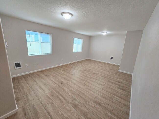 Foto del edificio - St. John's Townhome - 5 Bedroom, 2 bath Duplex Unit