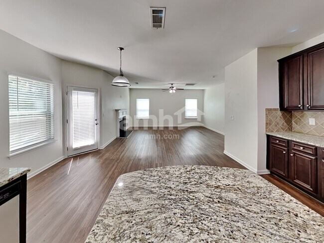 Foto del edificio - 402 Cleburne Pl