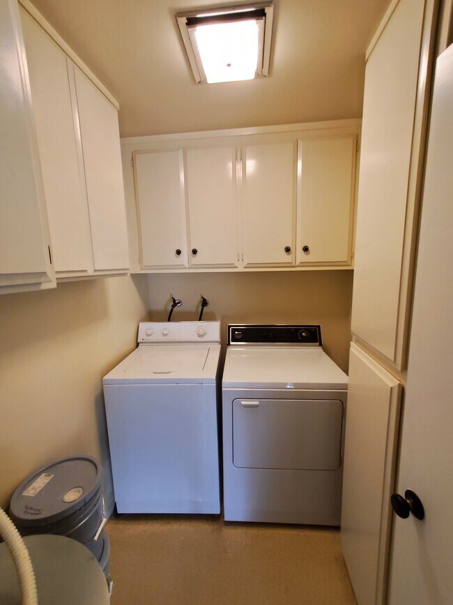 Building Photo - 1008 Commons Dr