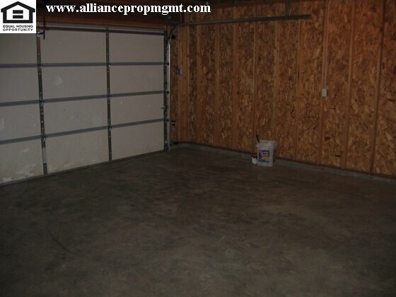 Foto del edificio - Affordable Spacious, Split-Level 4 Bedroom...