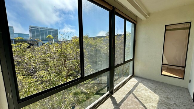 Building Photo - Top-Floor Bright 1-Bedroom w/ Walk-in Clos...