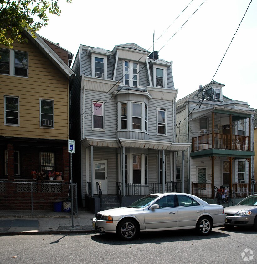 Building Photo - 151 Garside St