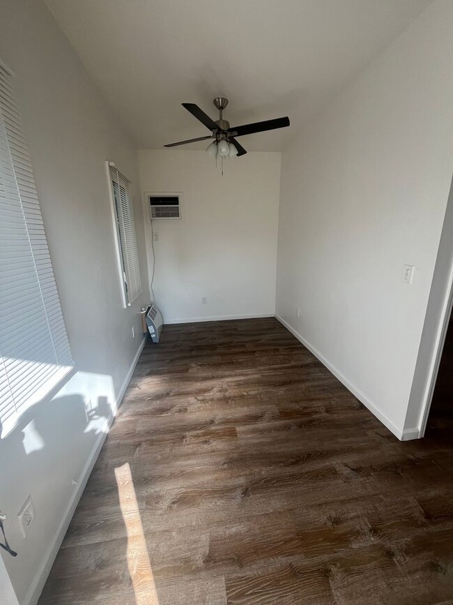 Foto del edificio - 4036-4040 Velma Ave