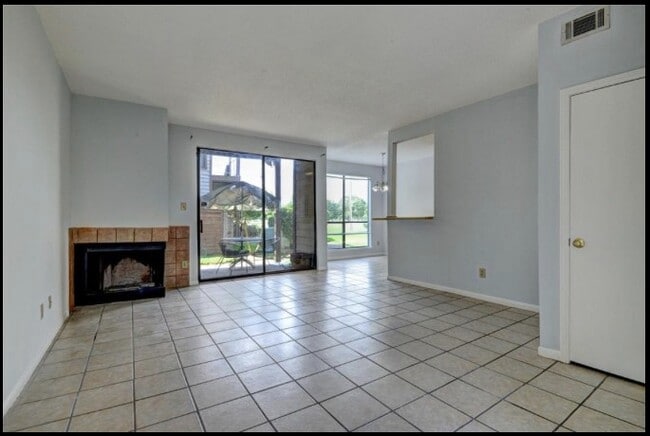 Foto del edificio - 8325 Sands Point Dr
