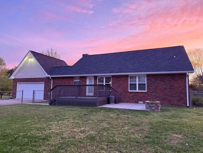 Foto del edificio - Newly Renovated 3 BR 2 Bath brick home