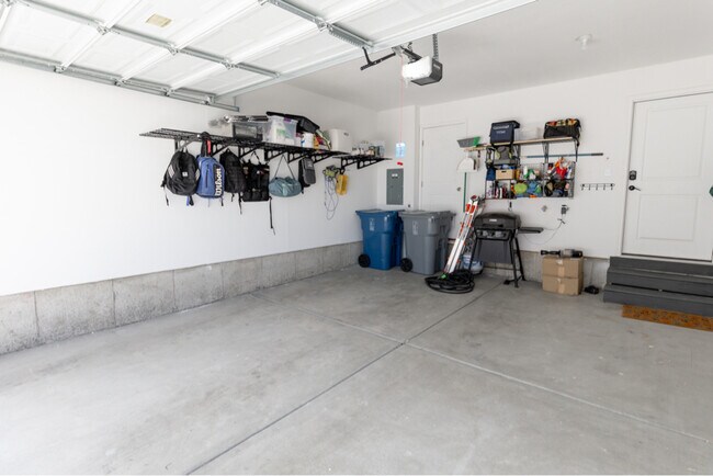 Building Photo - 913 E Flotsam Wy