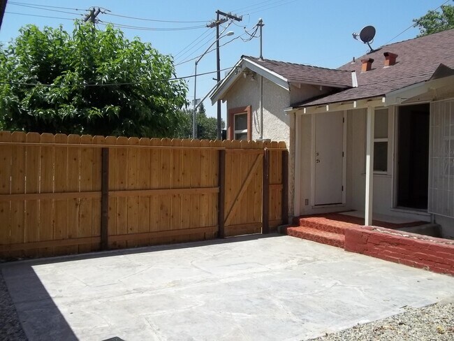 Building Photo - Super clean Fresno High home, close to the...