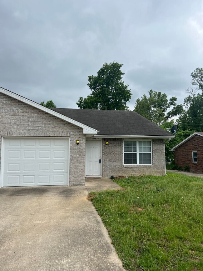 Building Photo - 2626 E Oakbrook Dr