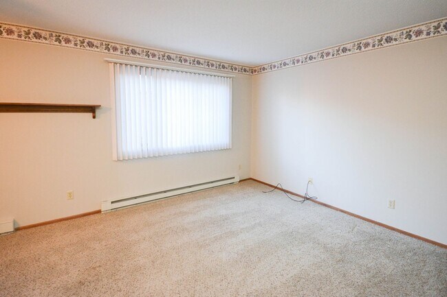 Building Photo - Secure Main Floor Condo w/ Garage!