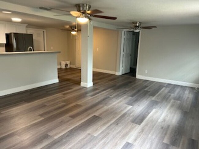 Building Photo - 3 bdrm/2 bath home available immediately!