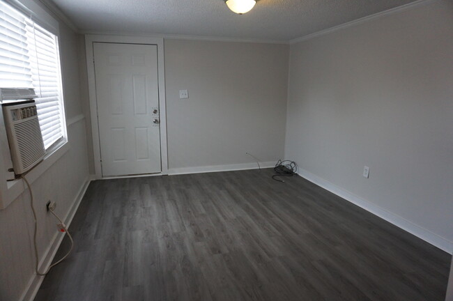 Foto del edificio - 148a S John Sims Pkwy