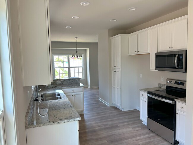 Building Photo - 300 Legacy Oaks Cir