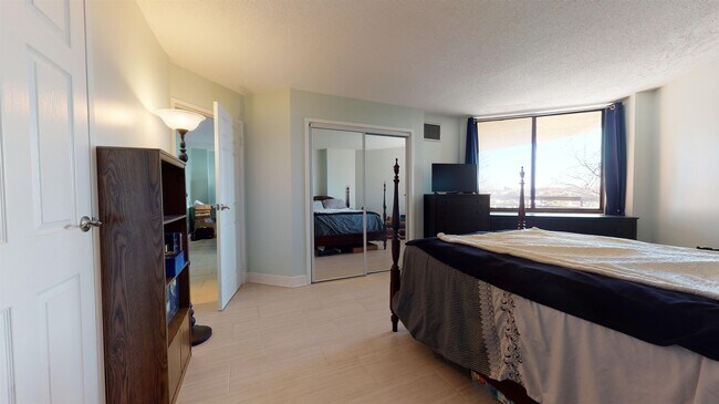 Building Photo - 215 Harmon Cove Tower