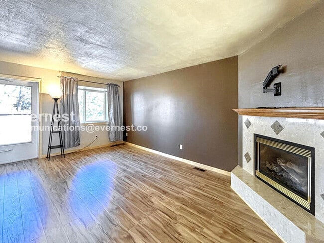 Building Photo - 2 Bed, 1.5 Bath Townhome with Carport / Available Soon!