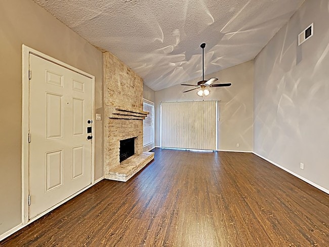 Building Photo - Spectacular home in Spring Creek Forest.