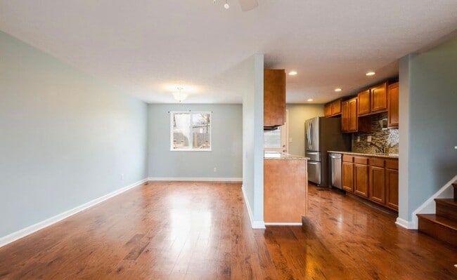 Building Photo - Newly Renovated Hillview Bi-Level! ASK US ABOUT OUR LONG-TERM LEASE SPECIAL TODAY!