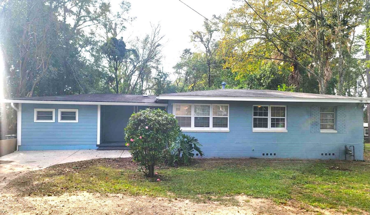 Primary Photo - NICE 4/2 w/ Wood Floors, Fenced Yard, Wash...