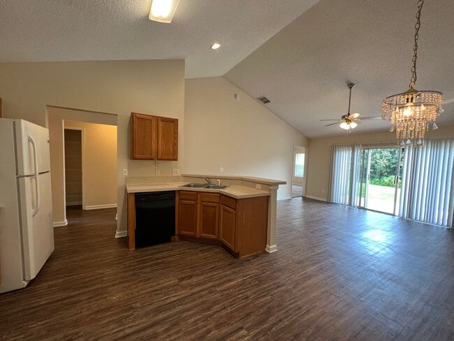 Foto del edificio - Comfortable 3-Bedroom Home with Garage – L...