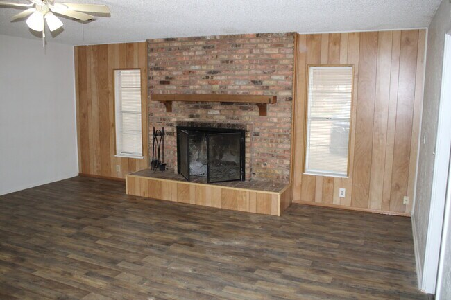 Building Photo - Spacious Renovated Home