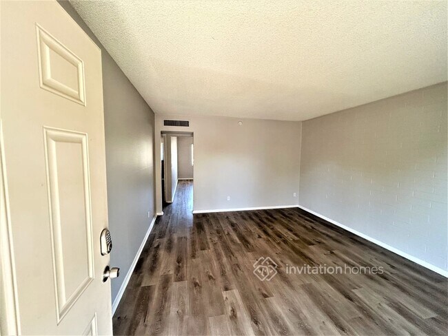 Foto del edificio - 1807 W Carson Rd