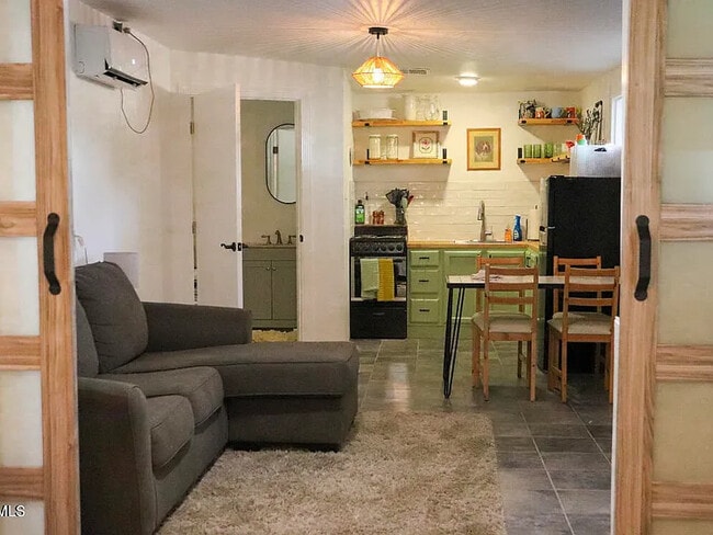 Building Photo - 2102 W Minnezona Ave