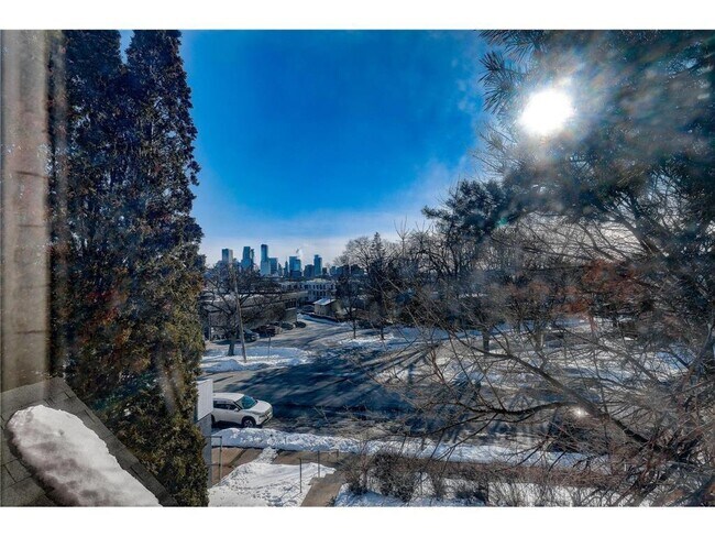 Foto del edificio - 309 Cedar Lake Rd N