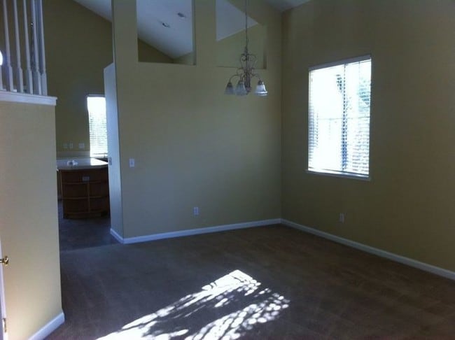 Building Photo - MODESTO LARGE 4 BEDROOM 3 BATH HOME