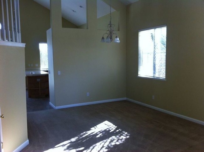 Foto del edificio - MODESTO LARGE 4 BEDROOM 3 BATH HOME