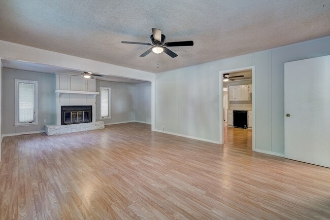 Building Photo - 4 Bedroom Available Now!