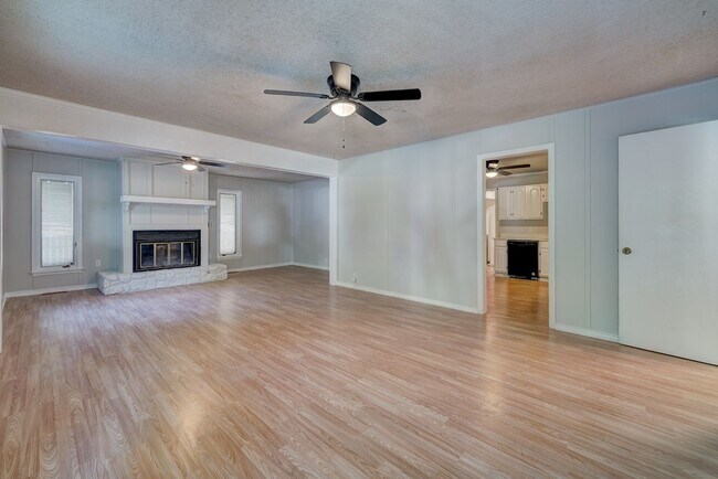 Foto del edificio - 4 Bedroom Available Now!