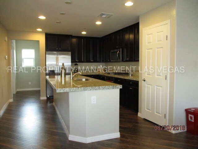 Foto del edificio - MOVE-IN SPECIAL! GORGEOUS 3BD FURNISHED